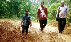 Tiga orang guru SD Negeri 282 Tor Naincat jalan kaki menuju sekolah