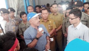 Anggota DPRD Madina Sahriwan Nasution saat mnyahuti aspirasi pengunjukrasa