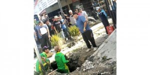 Bupati Madina Dahlan Hasan Nasution mengarahkan petugas kebersihan di satu saluran parit kota Panyabungan