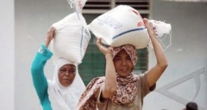 Dua ibu rumah tangga membawa raskin