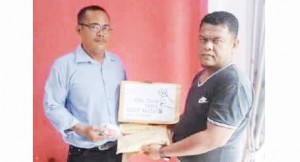 Indra Budiman Lubis perwakilan warga Sinunukan menyerahkan donasi warga Sinunukan kepada Moechtar Nasution, penggagas Gerakan Koin Cinta Untuk Rizky Wasiah