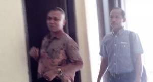 Kadis Perhubungan Madina Harlan Batubara dan Pengacara Hukum di luar ruangan Sat Reskrim Polres Madina