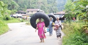 Kaum ibu memanggul ban dalam di Batang Natal