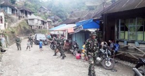 Pasukan Koramil 13 Panyabungan berjaga-jaga di Desa Rantonatas