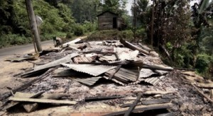 Siasa puing rumah milik Yadni yang dibakar massa