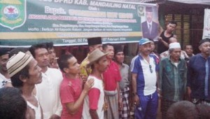 Syahriwan Nasution bersama warga saat reses di Gunung Baringin