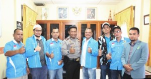 Jajaran pengurus KNPI Madina foto bersama dengan Kapolres Madina usai audiesi di Mapolres
