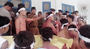 Massa Gemar Madina buka kemeja sat unjukrasa di DPRD Madina