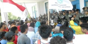 Massa IMMAN dan SIMMAK di halaman kantor bupati Madina