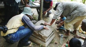 Tim Balai Arkeologi Medan dan Tympanum  meneliti material candi di Aek Milas Siabu
