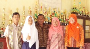 Fitrah Suryani Nasution bersama para guru