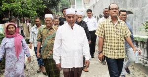 Ketua Komisi III DPRD Madina Erwin Nasution bersama tokoh Desa Hutarimbaru meninjau lokasi sumber air bersih