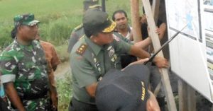 Pangdam I Bukit Barisan, Mayjen TNI Lodewyk Pusung mengamati peta areal