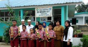 Para pelajar berprestasi dan guru serta kepala sekolah SD Negeri 001 Sihepeng