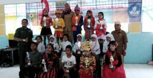 Para pelajar dari sejumlah sekolah dasar di Kecamatan Siabu usai menerima piala di tingkat kabupaten