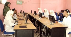 Pelajar SMP Negeri 5 Panyabungan di depan komputer saat dipantai Kepsek, Marsaulina