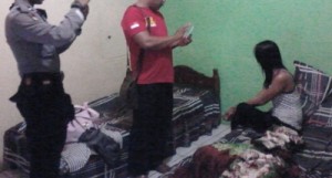 Seorang yang diduga pelacur saat terjaring di kamar hotel di Panyabungan