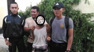 Tersangka Muhammad Ridwan Nasution bersama barang bukti dikawal tim polisi