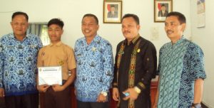 Dari kiri, Sekretaris Dinas Pendidikan Madina, M.Yasir Lubis; Jakfar Lubis, Sekda Madina, Syafei Lubis; Kepala SMKN 2 Panyabungan, M.Husin Harahap; guru pembimbing Suharta Sikumbang.