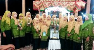 Kafilah Panyabungan Timur usai menerima berbagai tropy