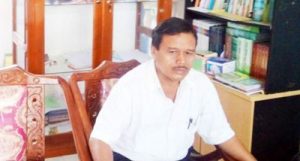 Kepala SMA Negeri 2 Siabu, Rusdin Rambe  di ruang kerjanya