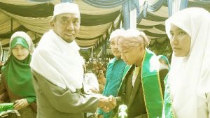 Mudir Musthafawiyah, H.Musthafa Bakri Nasution menyarahkan izajah kepada santri yang lulus