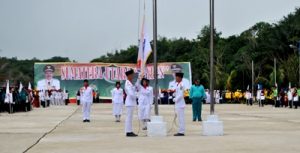 Sejumlah pelajar menaikkan bendera dalam pembukaan Pospedasu di Tapian Siriri, Panyabungan