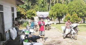 Sejumlah penyedia jasa ojek mengangkut beras miskin dari halaman kantor Camat Batang Natal menuju desa terisolir.