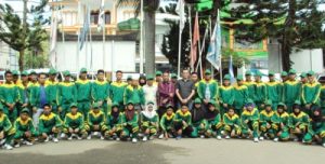 Sekda dan kontingen foto bersama sebelum berangkat ke Popdasu
