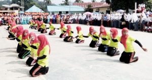 Sekitar 30 guru di Kotanopan membawakan tarian