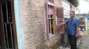 Sofyan Lubis menunjuk jendala yang dicongkel maling