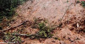 Tanah longsor menutupi badan jalan ilustrasi