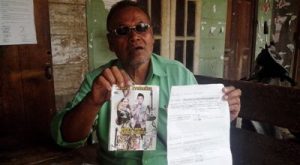 Ahmad Nasyari Nasution menunjukkan kwitansi perjanjian dan kepinganan cakram mp3