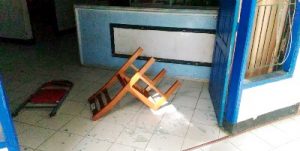 Dua kursi tergeletak diantara pecahan kaca akibat aksi ngamuk para pegawai di Disperindag Madina