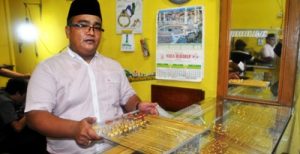 Hidayat Harahap di toko emas Najla Harahap