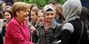 Kanselir Jerman, Merkel menyalami gadis muslim