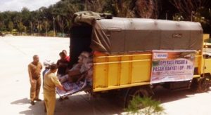 Karena sangat sepi pembeli, petugas hanya bincang-bincang  dalam operasi pasar di Tapian Sirisiri