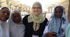 Kristin Szremski bersama muslimah Africa