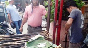 Pedagang pangkat melayani pembeli di Panyabungan