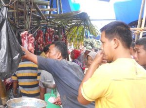 Salah seorang pembeli saat membeli Daging di Pasar Baru Panyabungan