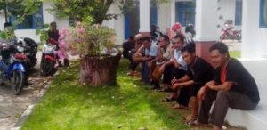 Sejumlah kepala desa di halaman Bagian Tata Pemerintahan Pemkab Madina