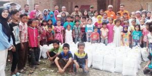 pihak PT SMGP, Camat, aparat desa foto bersama di pembagian sembako kepada anak yatim dan berkemampuan khusus di Panyabungan Barat