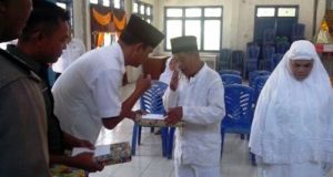 Camat Panyabungan Timur menyerahkan bingkisan kepada calon haji