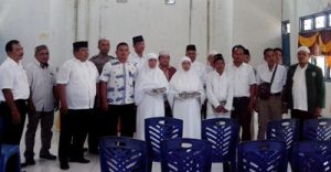 Tiga calon haji dan Muspika Panyabungan Timur foto bersama