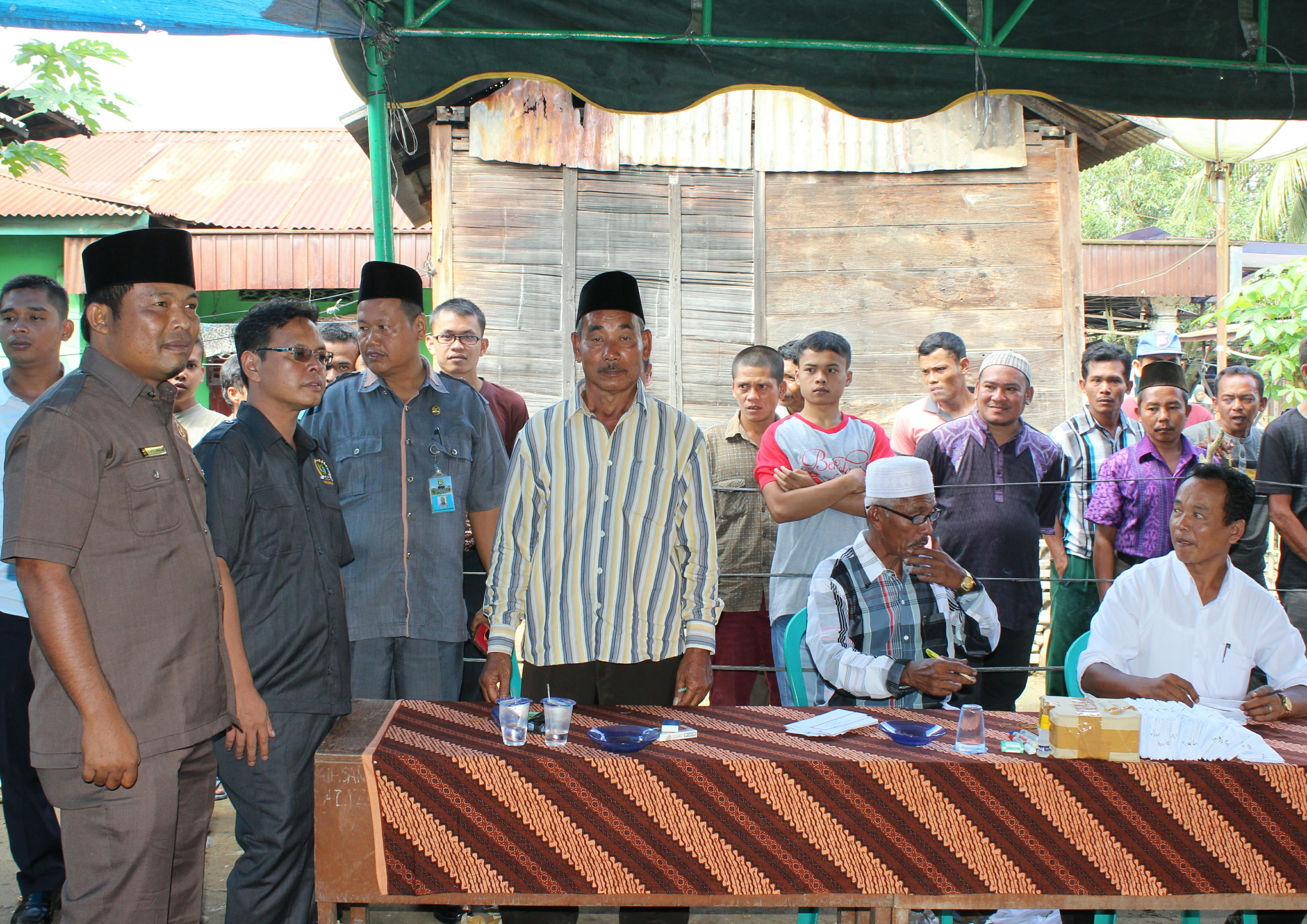 anggota-dprd-madina-tinjau-pelaksanaan-pilkades-fhoto-saima-putra