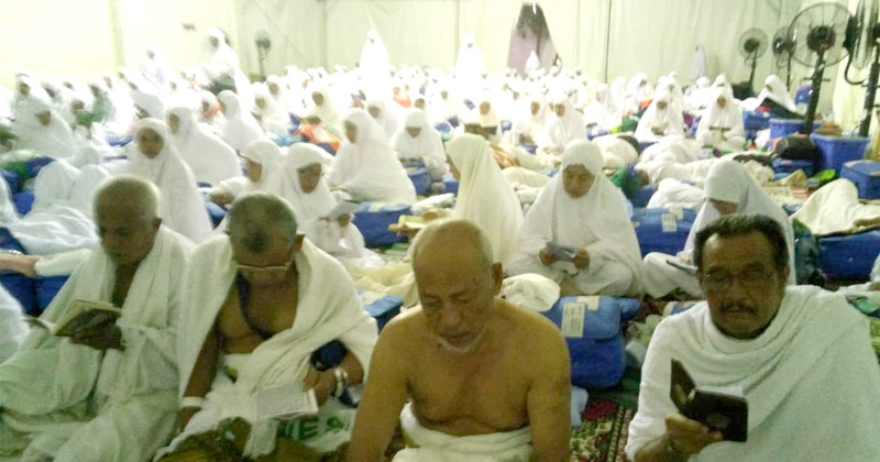Jamaah Haji Madina berzikir