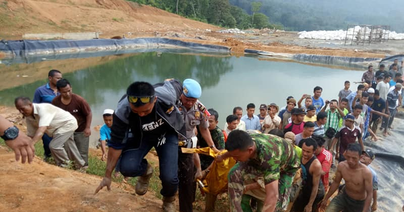 TNI dan warga mengevakuasi korban dari kolam milik PT