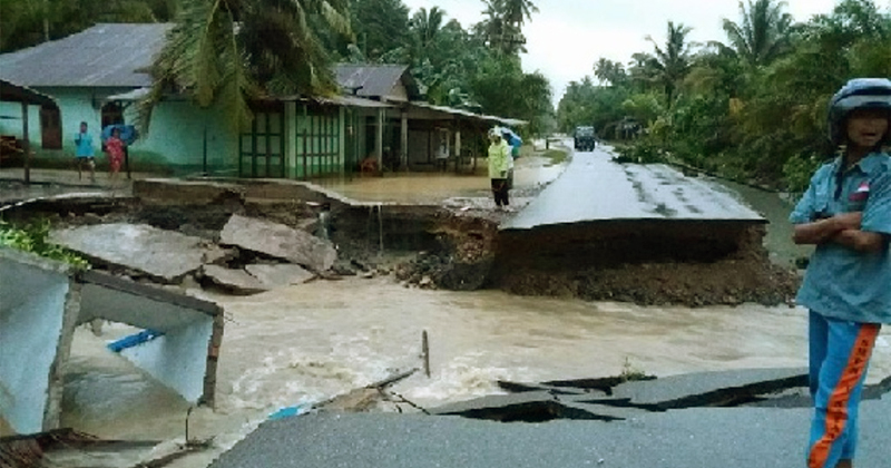 Jalan yang terputus di titik Desa Taluk