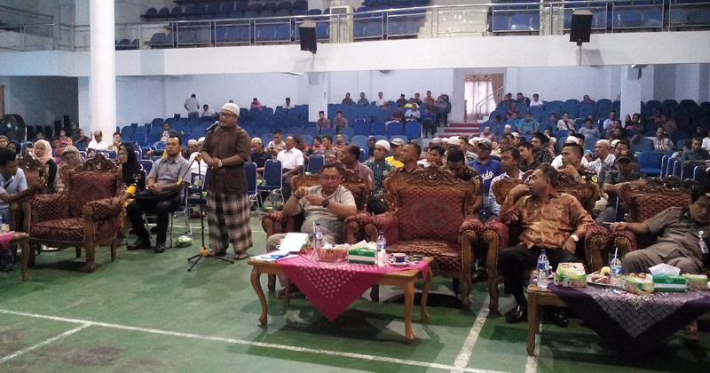 Tokoh masyarakat Purba Baru menyampaikan argumentasi di acara sosialisasi