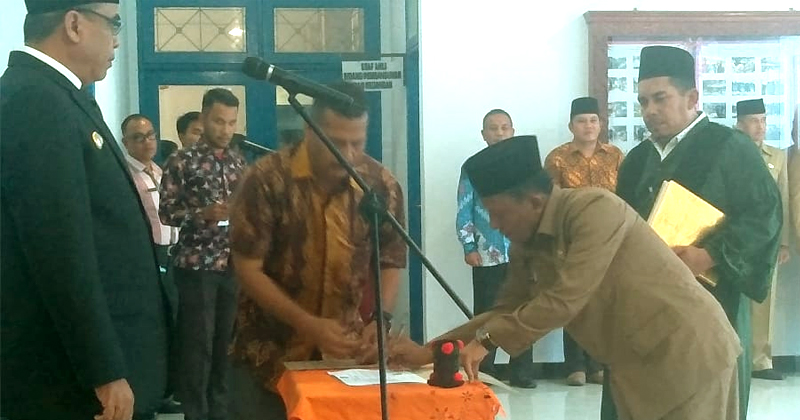 Sahnan Batubara meneken dokumen pelantikan dirinya sebagai Pj Sekda Madina